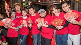 《鐵獅玉玲瓏2》澎恰恰、許效舜迪化街掃街人氣夯 千份紅包袋半小時發光