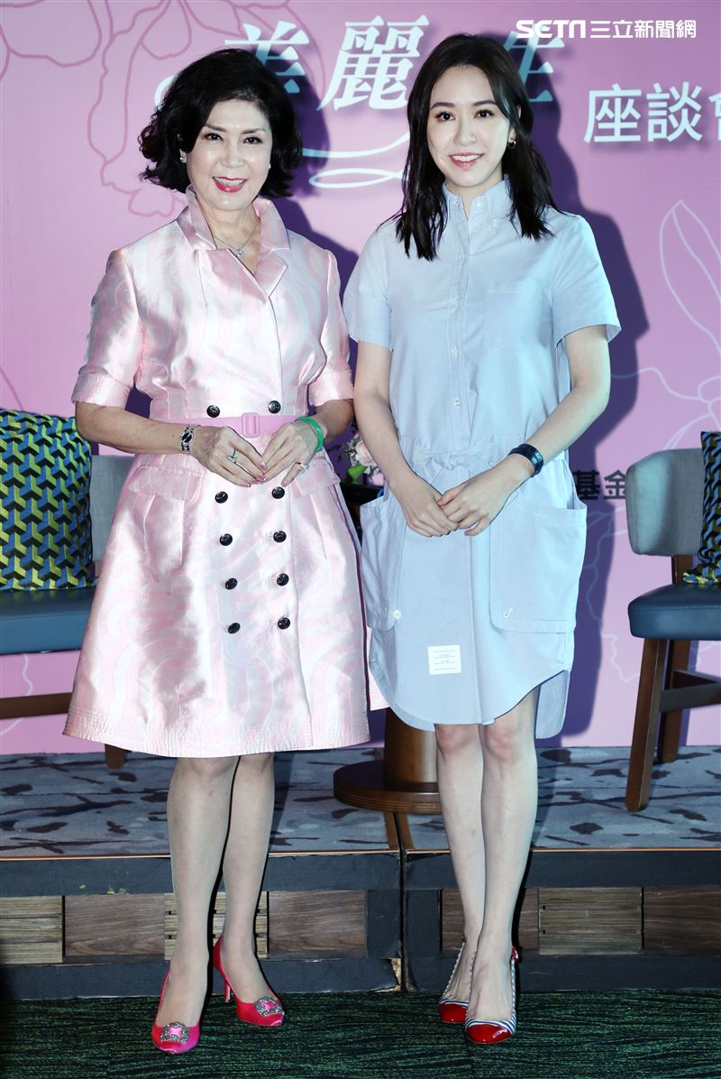 「最美麗主持人」白嘉莉與「氣質美女」蔡依珊首度跨世代對談。（記者邱榮吉/攝影）