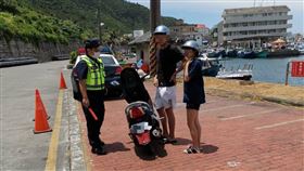 蘭嶼綠島不少遊客騎機車未戴安全帽，台東分局加強取締，400件逾8成都是未戴安全帽。（圖／台東分局提供）