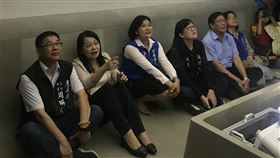 雲林眷村防空洞活化轉型再利用（1）雲林縣政府利用虎尾鎮建國眷村現有防空洞內部廣闊空間，以新媒體科技及藝術打造人文、眷村、軍事戰備等地方故事與文化推廣的場域，雲林縣長張麗善（左3）6日前往體驗。中央社記者姜宜菁攝　109年8月6日