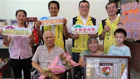 克服殘疾養大子女　簡崑楠獲選嘉縣模範父親嘉義縣大林鎮民簡崑楠（前左）因小兒麻痺造成雙腳殘疾，身處逆境仍堅強以對，學習裁縫成家立業，以精湛手藝撫養兒女長大成人，榮獲109年嘉義縣模範父親肯定，大林鎮長簡志偉（後右2）6日前往祝賀。（大林鎮公所提供）中央社記者蔡智明傳真　109年8月6日