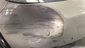 大媽撞凹車！「秒掏2千」急閃人　他傻眼：車子不是我的…（圖／翻攝自爆廢公社臉書）