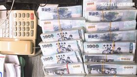 現代24孝？捧百萬現金「孝」女買房。（圖／創意家提供）