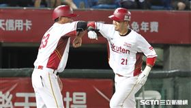 ▲樂天桃猿二壘手郭嚴文敲出2分砲。（圖／記者劉彥池攝影）