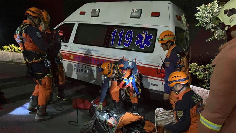 汐止2男雙載路況不熟　墜3米邊坡