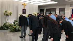 泰國僑胞追思李登輝前總統李登輝辭世，駐泰國代表處在館內設置追思堂，泰國多位僑團領袖及僑團成員5日前往代表處追悼。（駐泰國代表處提供）中央社記者呂欣憓曼谷傳真 109年8月6日