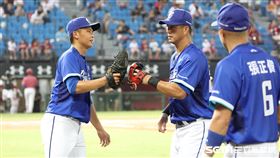 ▲富邦悍將先發投手陳仕朋和高國輝擊掌。（圖／記者劉彥池攝影）