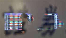 台股指數節節攀升吸引散戶進場，不少人趕緊開戶想要跟上這波大順風。（中央社檔案照片）