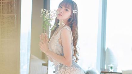 激短裙秀雪乳蜜臀　辣模神秘三角全洩