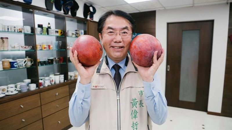 獨／黃偉哲推芒果　照片有隱藏版亮點