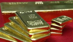 國際黃金價格每盎司漲破2000美元帶動獲利了結出籠，台北市銀樓6日牌價，黃金賣出與買入價雙雙創下新高紀錄。（中央社檔案照片）