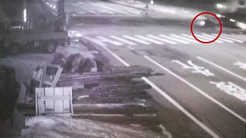 2車碰撞⋯拖板車肇逃　騎士慘死輪下