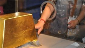 台銀貴金屬部副理楊天立6日表示，隨著市場對3大風險擔憂情緒轉濃，金價勢必向上攻堅，朝下個壓力區間2150至2200美元邁進。（示意圖／中央社檔案照片）