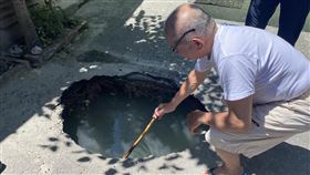 彰化市馬路現1公尺深坑洞彰化縣彰化市中興路186巷的道路6日上午突然出現一個坑洞，附近民眾拿竹竿測試，發現坑洞深約1公尺。由於附近有興建大樓工地，施工單位已先回填水泥，穩固地基。（翻攝畫面）中央社記者吳哲豪傳真　109年8月6日