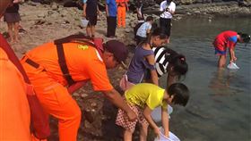 海巡助漁會放流上萬尾魚苗海巡署東部分署第13岸巡隊表示，6日下午台東縣成功鎮新港區漁會和忠孝國小、成功國小約30名師生在小港漁港辦理魚苗放流，總計放流1萬7000尾俗稱銀鯧魚的種苗。（海巡提供）中央社記者盧太城台東傳真　109年8月6日