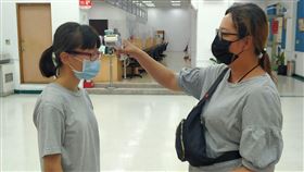 進出基隆市府大樓　暫不強制戴口罩但須量體溫基隆市政府6日指出，民眾出入市府大樓洽公暫維持不需配戴口罩，但要量體溫，呼籲民眾若出入無法保持社交距離等場所，請戴上口罩，以保護自身與他人。中央社記者王朝鈺攝　109年8月6日