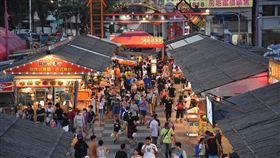 花蓮東大門夜市　8月中將重啟入口體溫量測近期武漢肺炎境外移入病例增加，花蓮縣政府6日指出，預計8月中將重啟東大門夜市管制站，為民眾量測體溫把關，即日起先宣導遊客及攤商戴口罩。圖為109年6月28日東大門夜市人潮。中央社記者張祈攝　109年8月6日