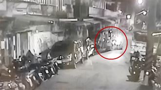 國3女洗澡中　突見1支手機伸進來⋯