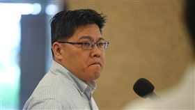 邱顯智：黨內決策委員總辭時代力量前主席徐永明捲入SOGO收賄案，時力已召開臨時決策委員會，會中決議，為宣示改革決心，經每位決策委員同意，即刻起決策委員總辭；圖為時代力量立院黨團總召邱顯智6日出面向媒體說明決策委員會決議。中央社記者王騰毅攝  109年8月6日