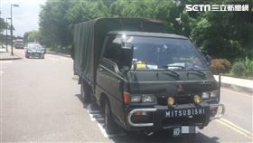 馬以南在內湖三總臨停時，倒車不慎撞上軍車。（圖／翻攝畫面）