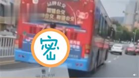  公車錢都省！男示範「小資搭車法」…網驚：會搭到孟婆橋（圖／翻攝自微博）