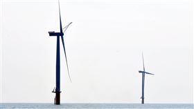 台灣政府積極發展離岸風電（2）台灣政府規劃在2025年前設置共5.5GW離岸風機，目前在苗栗外海設有兩座示範離岸風電機組，而風場建設工作也正逐步從紙上談兵邁向實戰。中央社記者孫仲達攝　107年7月8日