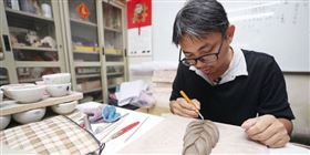 2020文創產業新聞報導獎7日揭曉得獎名單，中央通訊社以「文化＋雙週報」第41期「老．技藝 新．生命」獲獎。圖為交趾陶工藝師呂皇澄。（中央社檔案照片）