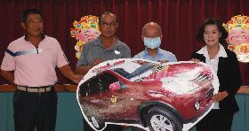 補教名師吳岳兄弟　以父之名捐贈救災車