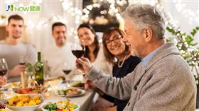 名家專用／NOW健康／若爸爸的牙齒不好、有牙周病，或者因年紀大而缺牙，再怎麼豐盛的美食當前，爸爸可能因為無「牙」消受而暗自感傷。(勿用)