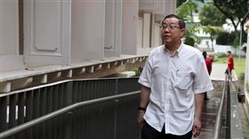 馬來西亞檳州前首長林冠英（前），7日被控涉嫌向檳州海底隧道承包商索賄，庭訊後獲准以100萬令吉（約新台幣751萬元）和2名擔保人保外候審。（圖取自facebook.com/limguaneng.malaysia）