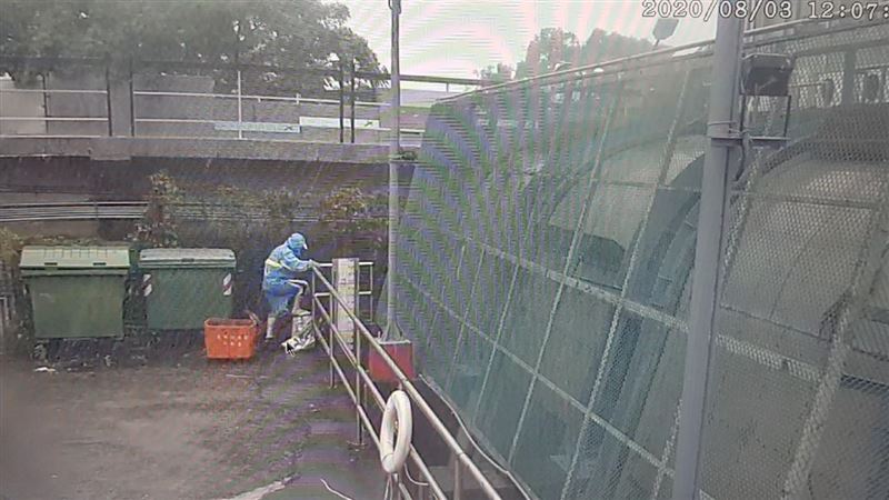 模範勞工墜攔汙柵遭絞碎　淒涼背影曝