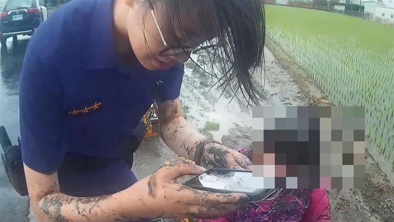 嘉義警花心好美　解救泥中老婦網讚翻