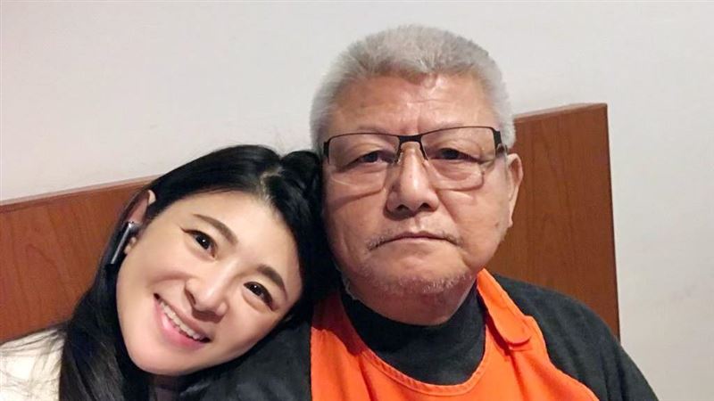 老爸親密摟小三　前主播揭真相笑炸