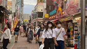 日本新添35起確診病例　北九州市國小群聚感染日本31日新添35起武漢肺炎確診病例。北九州市新添12起，小學、醫院發生群聚感染。東京新添5起確診病例，時隔6天單日新添確診病例少於10起。圖為原宿竹下通，大多數人戴口罩防疫。中央社記者楊明珠東京攝　109年5月31日