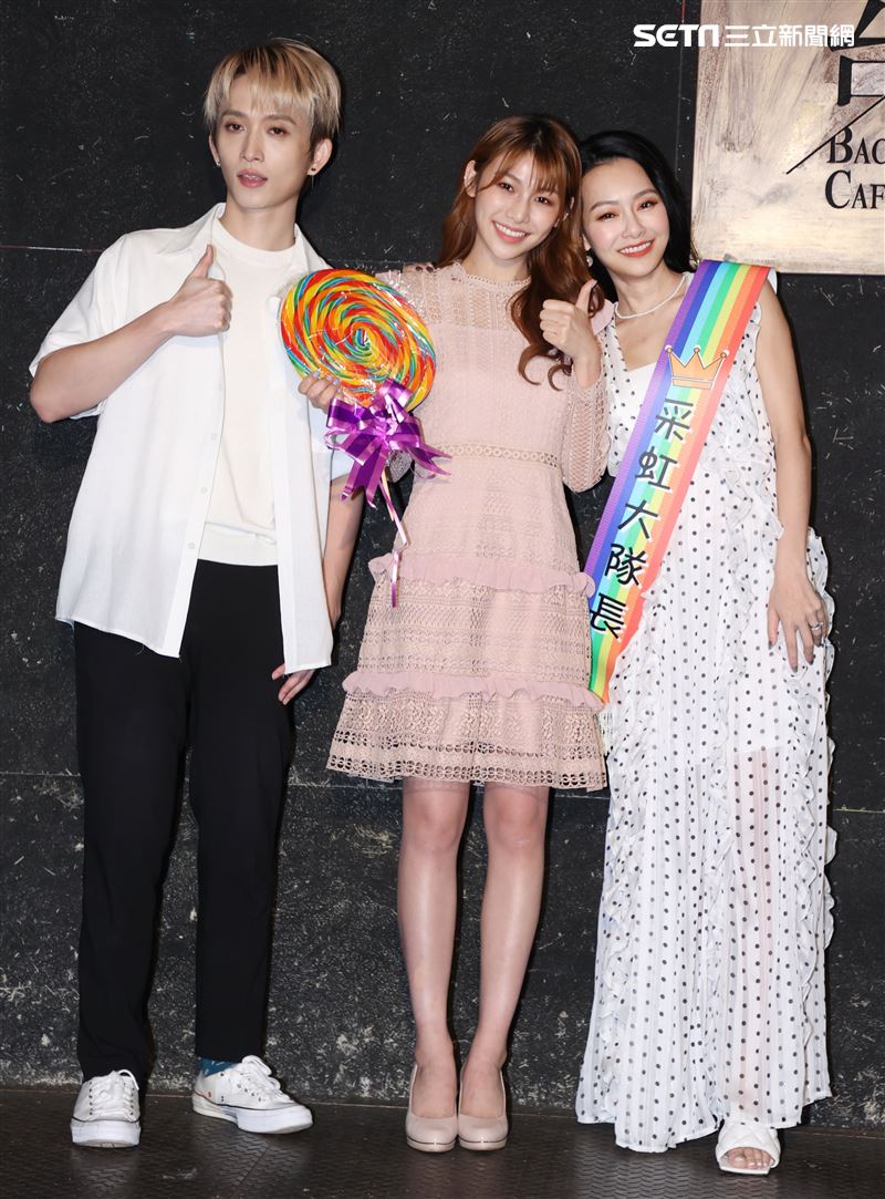 采子「采子喃喃」實體發片記者會邱鋒澤、王思佳到場加油打氣。（記者邱榮吉/攝影）