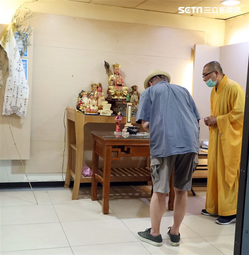 法師盼羅霈穎放下生前的遺憾，羅大哥也告訴妹妹記得媽媽生前疼愛你的過往，最後擲到第5次才引魂成功。（記者邱榮吉/攝影）