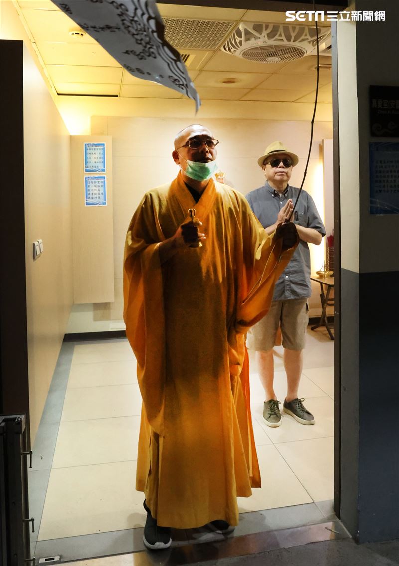 法師盼羅霈穎放下生前的遺憾，羅大哥也告訴妹妹記得媽媽生前疼愛你的過往，最後擲到第5次才引魂成功。（記者邱榮吉/攝影）