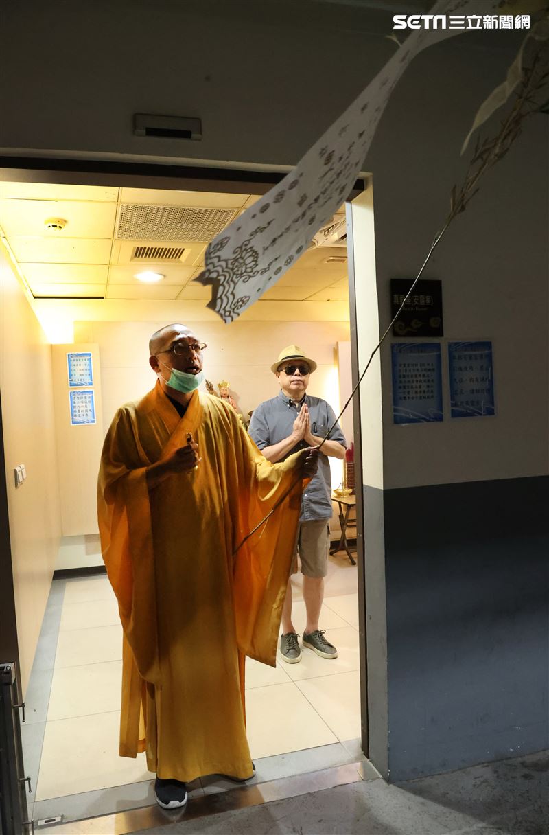 法師盼羅霈穎放下生前的遺憾，羅大哥也告訴妹妹記得媽媽生前疼愛你的過往，最後擲到第5次才引魂成功。（記者邱榮吉/攝影）