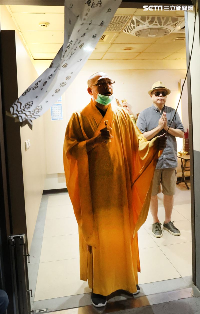 法師盼羅霈穎放下生前的遺憾，羅大哥也告訴妹妹記得媽媽生前疼愛你的過往，最後擲到第5次才引魂成功。（記者邱榮吉/攝影）