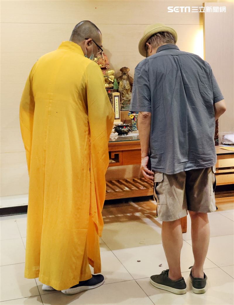 法師盼羅霈穎放下生前的遺憾，羅大哥也告訴妹妹記得媽媽生前疼愛你的過往，最後擲到第5次才引魂成功。（記者邱榮吉/攝影）