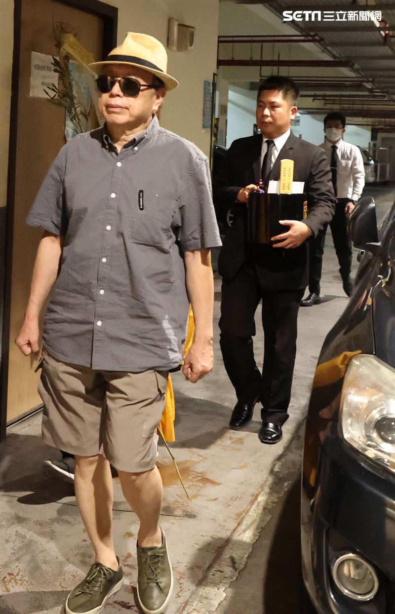 羅霈穎二殯進行引魂儀式羅大哥羅青哲一身輕便服裝，在法師的引領下前往引魂室。（記者邱榮吉/攝影）