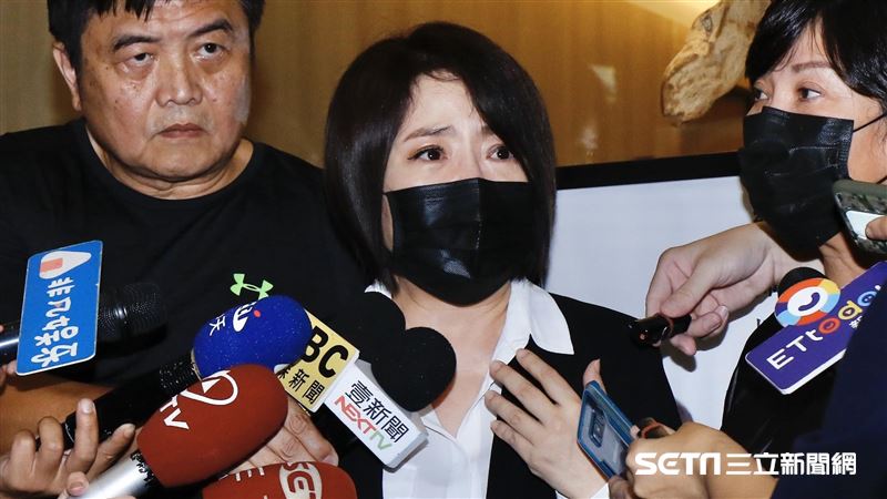 帶化妝品赴靈堂…她盼羅霈穎美美地走