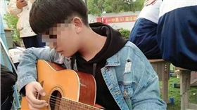 高三男預藏折疊刀…師一走「秒猛刺他脖子」　同學當場慘死（圖/翻攝自微博）