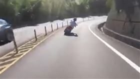 桃園,機車,車禍,壓車,過彎（圖／翻攝新竹爆料公社）