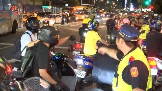 不滿強制兩段式　騎士無限待轉害塞車