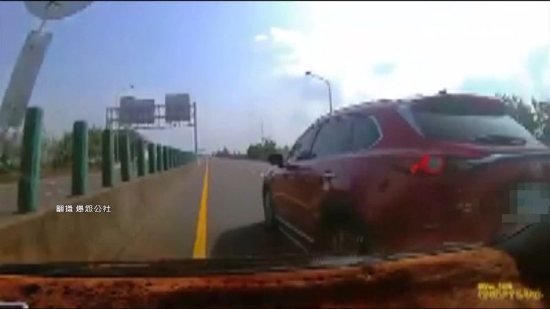 道路驚魂記！休旅車上閘道連切2車道