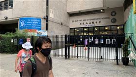 紐約州長點頭  各校新學年可恢復到校上課紐約州2019冠狀病毒疫情平穩，州長古莫美東時間7日宣布新學年各校可恢復到校上課。圖為紐約市曼哈頓華埠孫逸仙初級中學。中央社記者尹俊傑紐約攝  109年8月8日