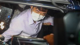 立委涉收賄案 趙正宇交保（2）無黨籍立委趙正宇（圖）涉嫌收賄護航殯葬業者案，北院2日審理後，晚間裁定趙正宇新台幣100萬元交保，他面對媒體提問不發一語。中央社記者王騰毅攝  109年8月2日