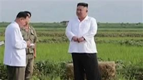 北韓連日降下大雨引發嚴重洪災，栽種稻米和玉米的糧倉泡湯，最高領導人金正恩親自到場勘災，動員軍方協助災民。