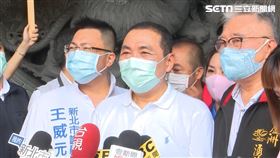 侯友宜湧蓮寺參拜贈匾，主委陳宏昌祝步步高升